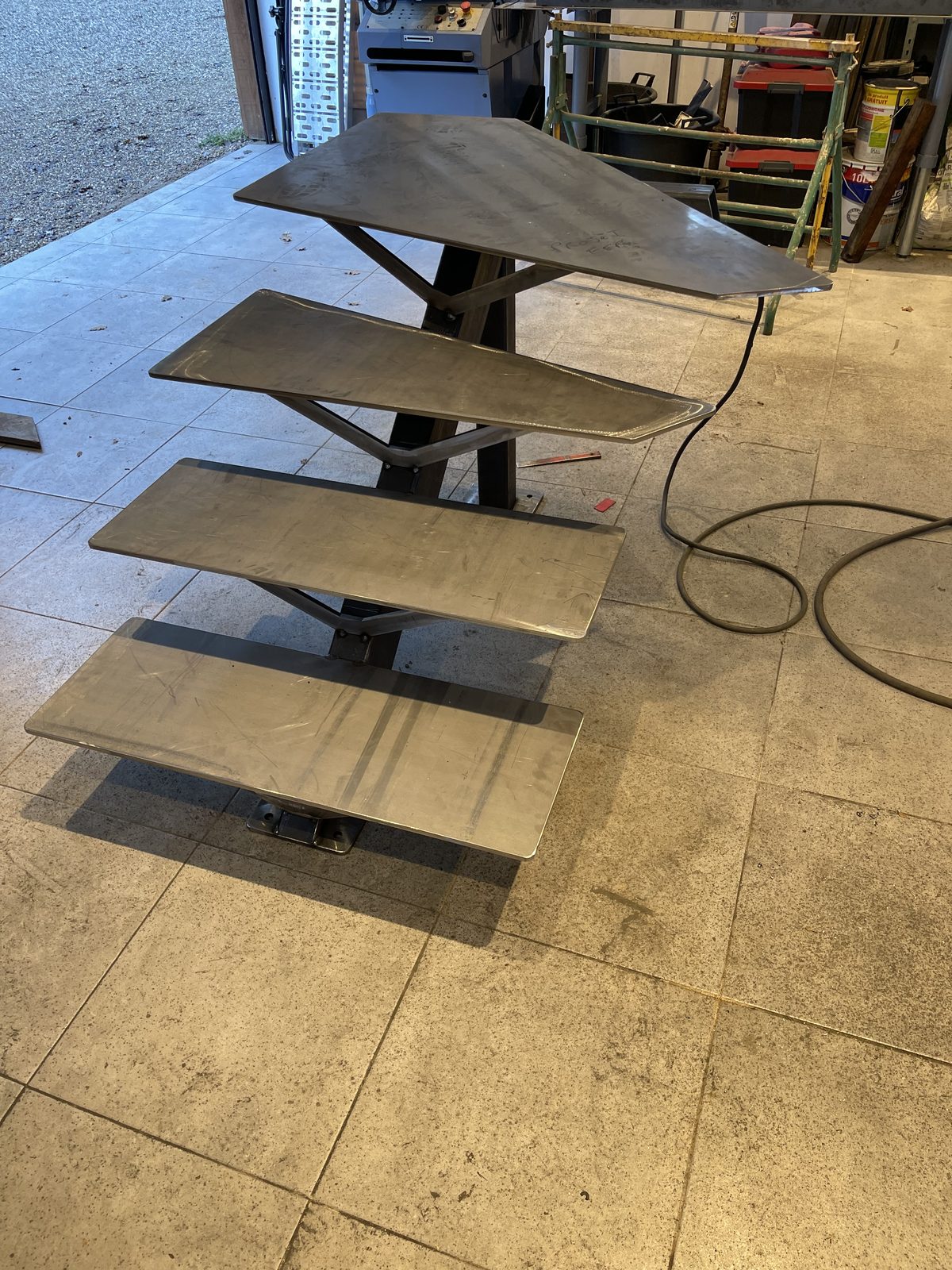 Fabrication d'un escalier métallique à l'atelier Projet Fer, Antibes
